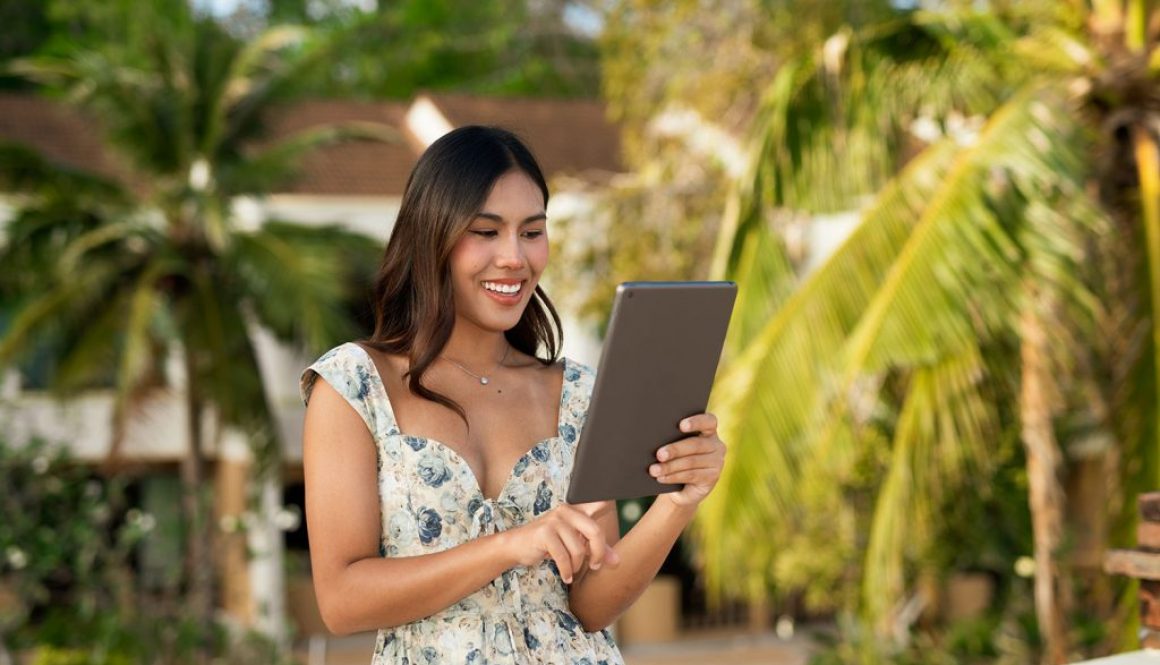 Local SEO Tips for Hawaii Businesses Local SEO Tips for Hawaii Businesses - Girl Searching on Tablet