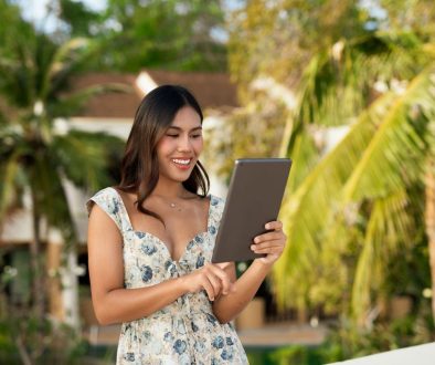 Local SEO Tips for Hawaii Businesses Local SEO Tips for Hawaii Businesses - Girl Searching on Tablet