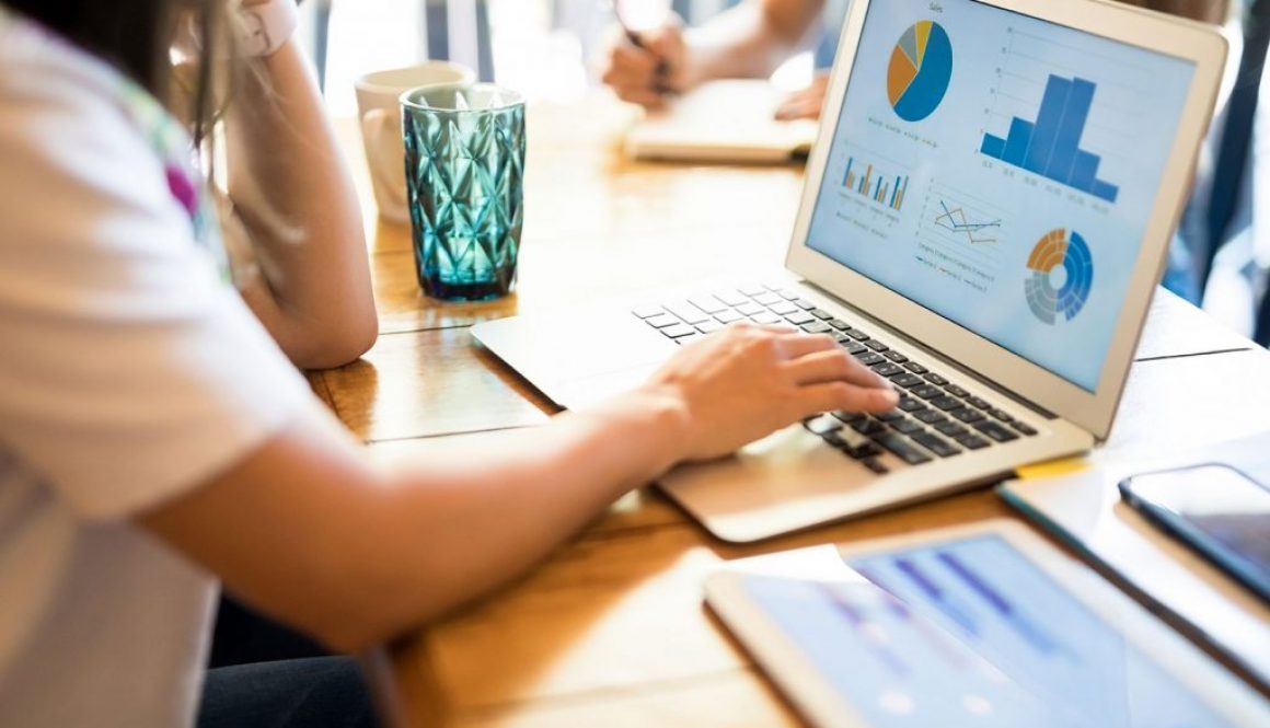girl on laptop in restaurant