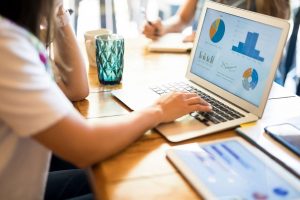 girl on laptop in restaurant
